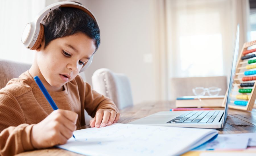 aprendizaje-de-educacion-matematica-con-audifonos-y-nino-en-casa-con-un-libro-para-estudiar-la-tarea-o-la-escuela-en-el-hogar-computadora-portatil-de-desarrollo-o-nino-o-nino-con-c