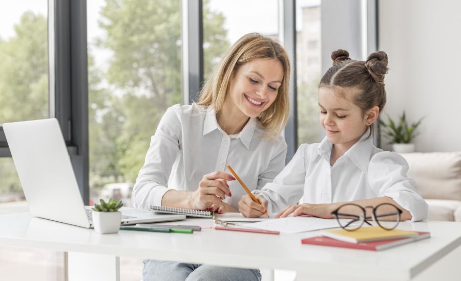 maestra-ayudando-su-hija-estudiar-en-casa